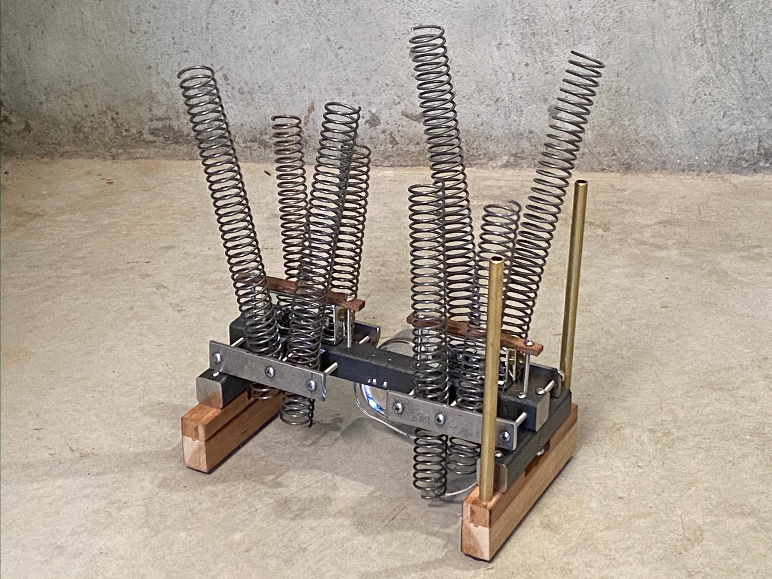 05-042m_Sprongle-Big Bowed T-Rods